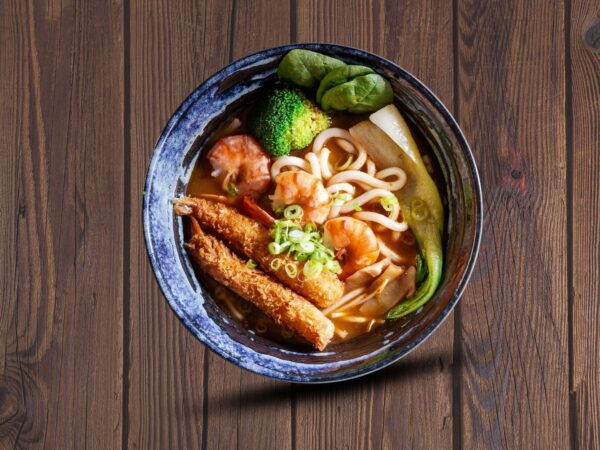 26. Udon Nudler med Rejer, Fiskeboller og Svinekød